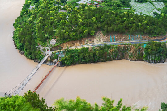 西藏察瓦隆乡高山和怒江美景