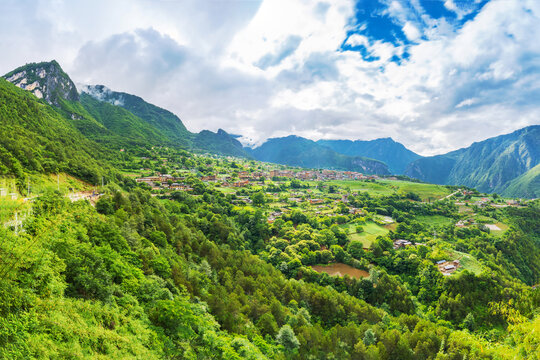 西藏林芝察瓦隆乡高原山脉美景