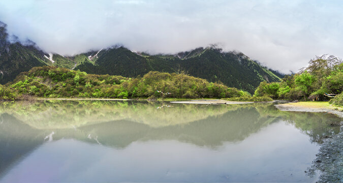 西藏甲应村梅里雪山和湖泊