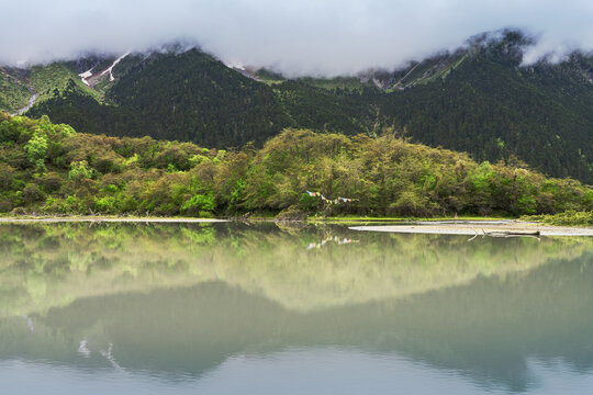 西藏甲应村梅里雪山和湖泊