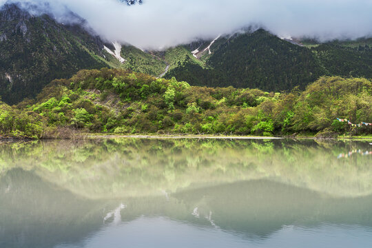 西藏梅里雪山和高原湖泊