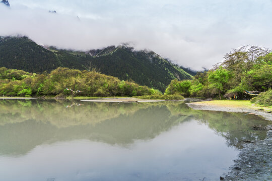 西藏梅里雪山和高原湖泊