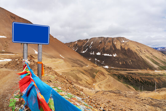 青藏高原的高山和公路美景