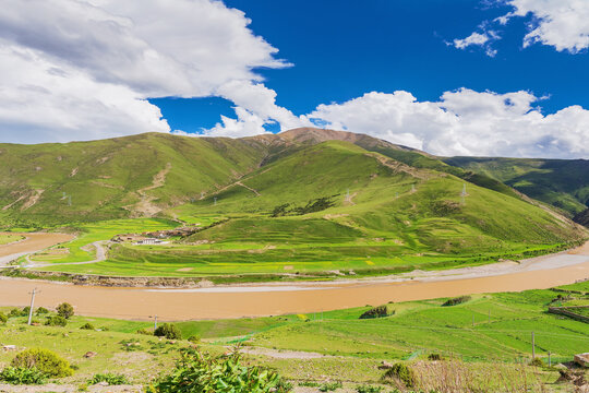 西藏高原山区的牧场和怒江美景