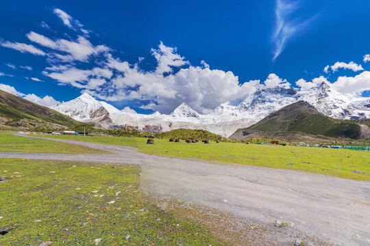 西藏萨普神山和高原牧场美景