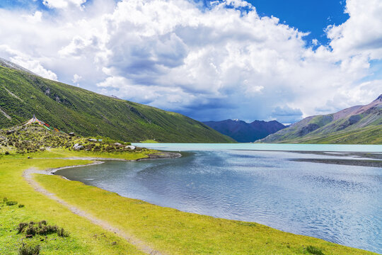 西藏萨普神山和高原湖泊美景