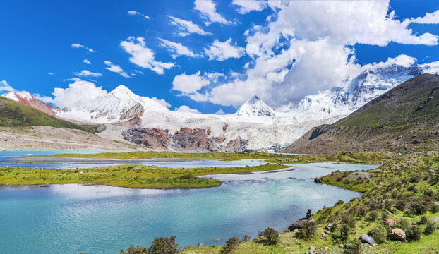 西藏萨普神山和高原湖泊美景