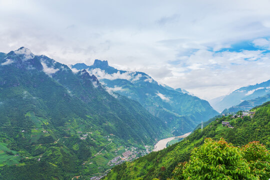 云贵高原的高山峡谷和村庄美景