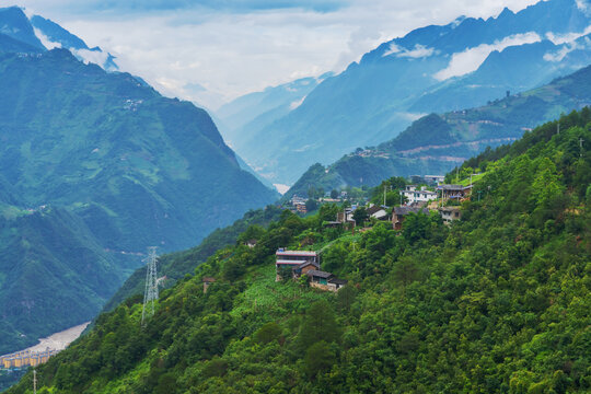 云贵高原的高山峡谷和村庄美景