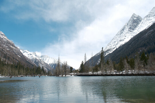 雪山湖泊