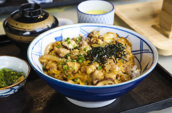 日式料理鸡肉盖饭定食套餐