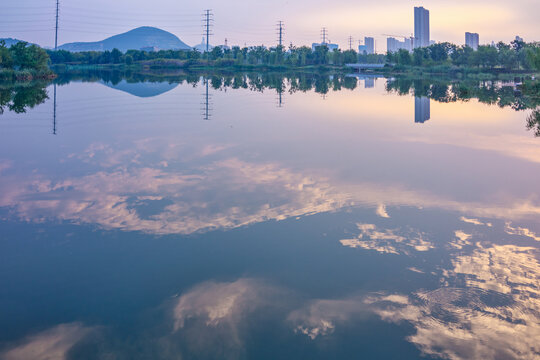 湖面朝霞