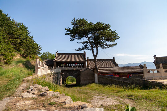 五台山尊胜寺蓝天白云古建寺庙