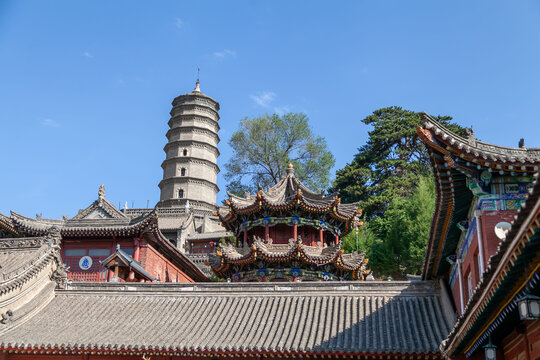 五台山尊胜寺蓝天白云古建寺庙