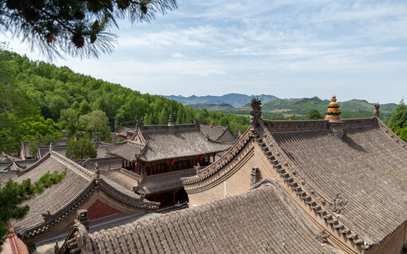 五台山尊胜寺蓝天白云古建寺庙