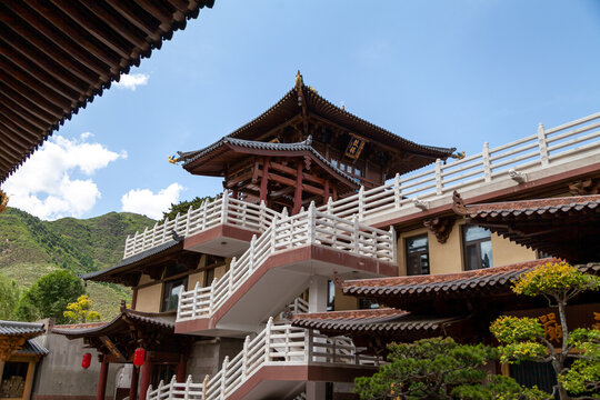 五台山古文殊寺蓝天白云古建