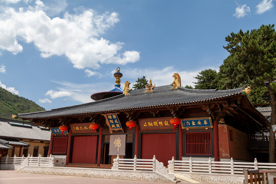 五台山古文殊寺蓝天白云古建