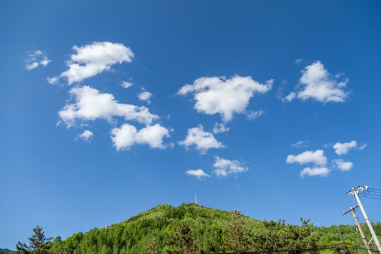 五台山蓝天白云青山寺庙古建