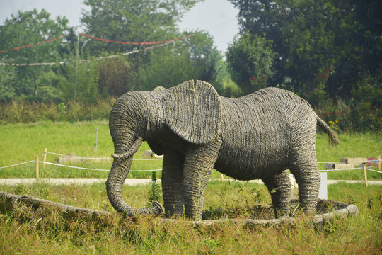 大象草编雕塑