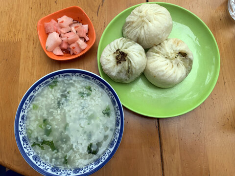 早餐包子小米粥