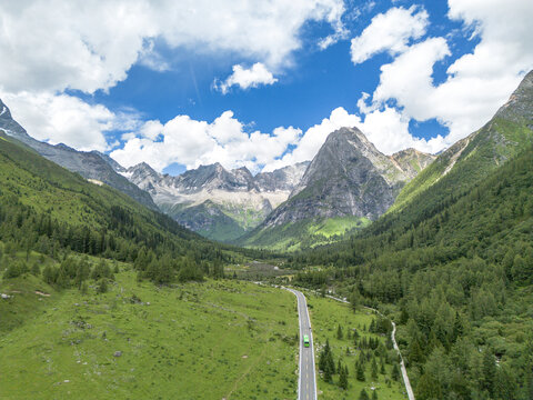 四姑娘山川西雪山森林自然风光