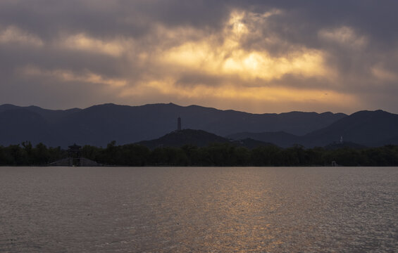 颐和园玉泉山玉峰塔夕阳