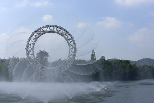 中国竹博园的摩天轮与喷泉