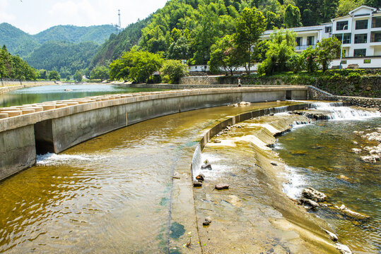 卧龙潭山水