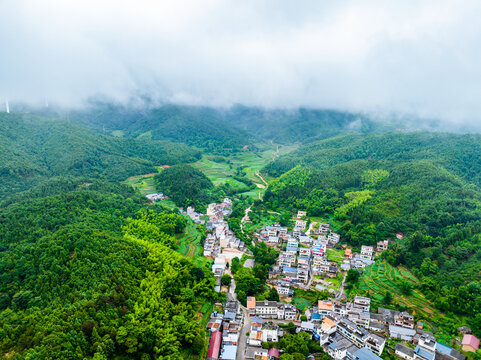 云雾中的山村