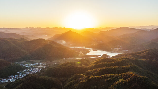 群山日出