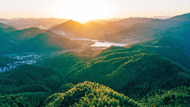 綠色群山日出