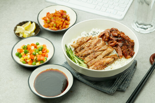 鸡排卤肉饭