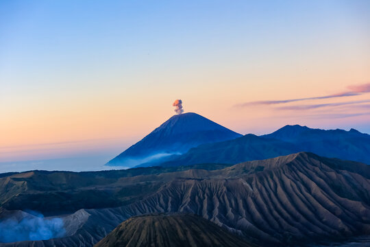 日出下的火山孤独星球