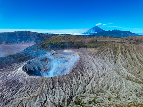 冒烟的火山与天空