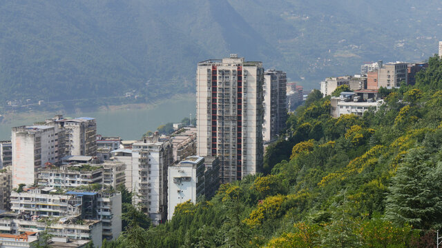 长江三峡巫峡两岸秋色迷人