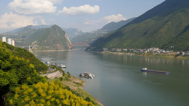 长江三峡巫峡两岸秋色迷人