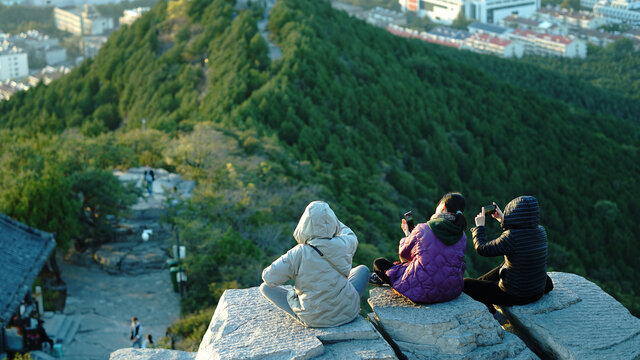 千佛山顶拍照的游客