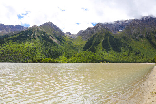 雪山湖泊