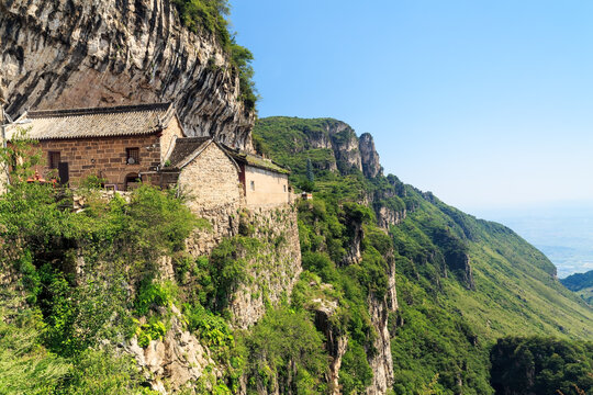 太行山悬崖上的金灯寺