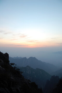 安徽黄山壮丽的日落风景图