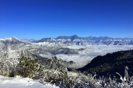 雪山云海