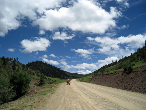 山下的土路