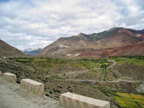 山坡上蜿蜒的小路