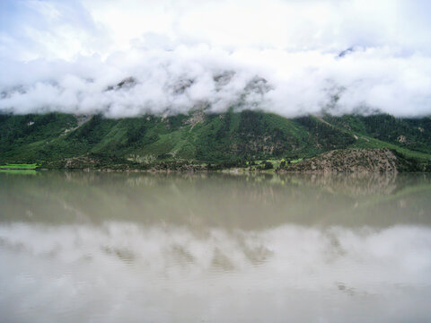 西藏美丽的然乌湖