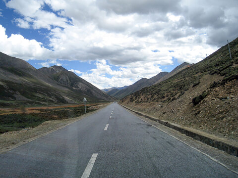 一条公路通往山脚下