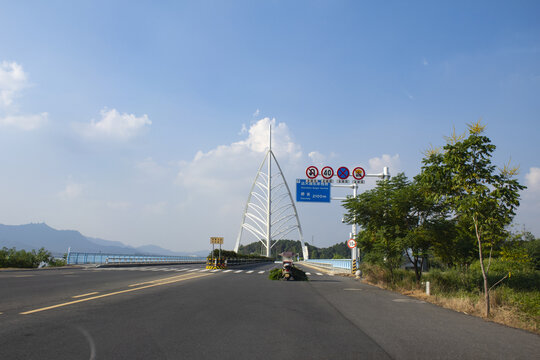 沾天湖东岸栈桥