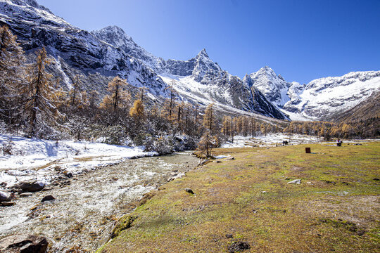 川西毕棚沟雪山风光