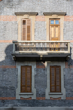 老上海洋房阳台木窗