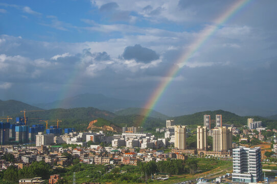 雨后双彩虹的天空