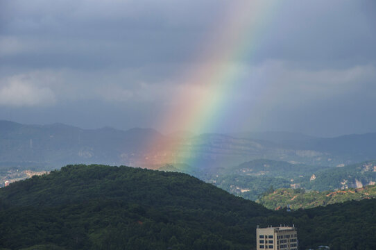 远山和彩虹